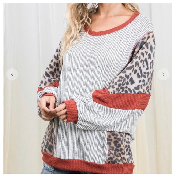 Leopard Contrast detail top w/ Pockets - Picture 3 of 6